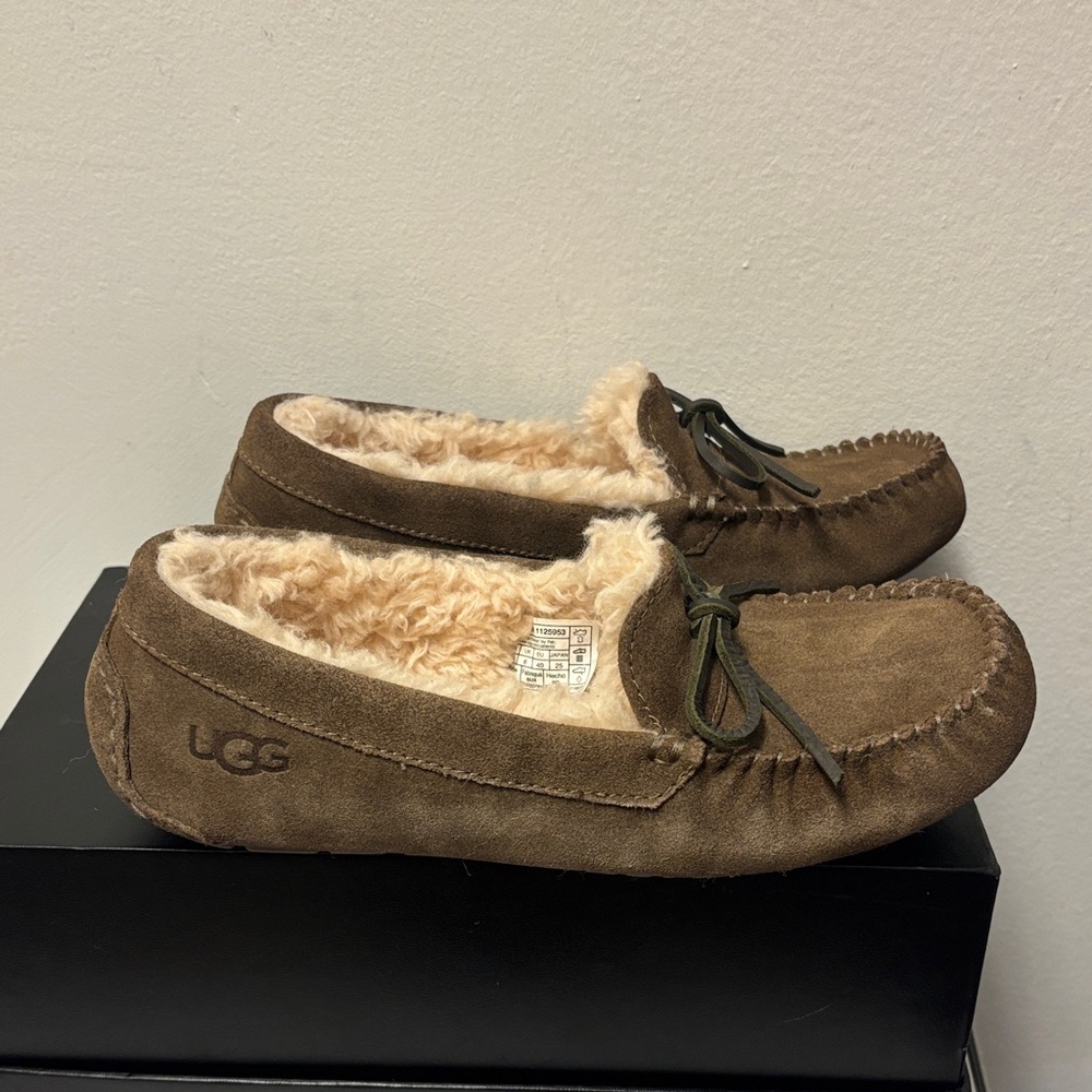 UGG Corvin Loafer, Tan Suede Moccasin Slippers. Fits women’s size 8.5 or Men’s 7 - Picture 9 of 10